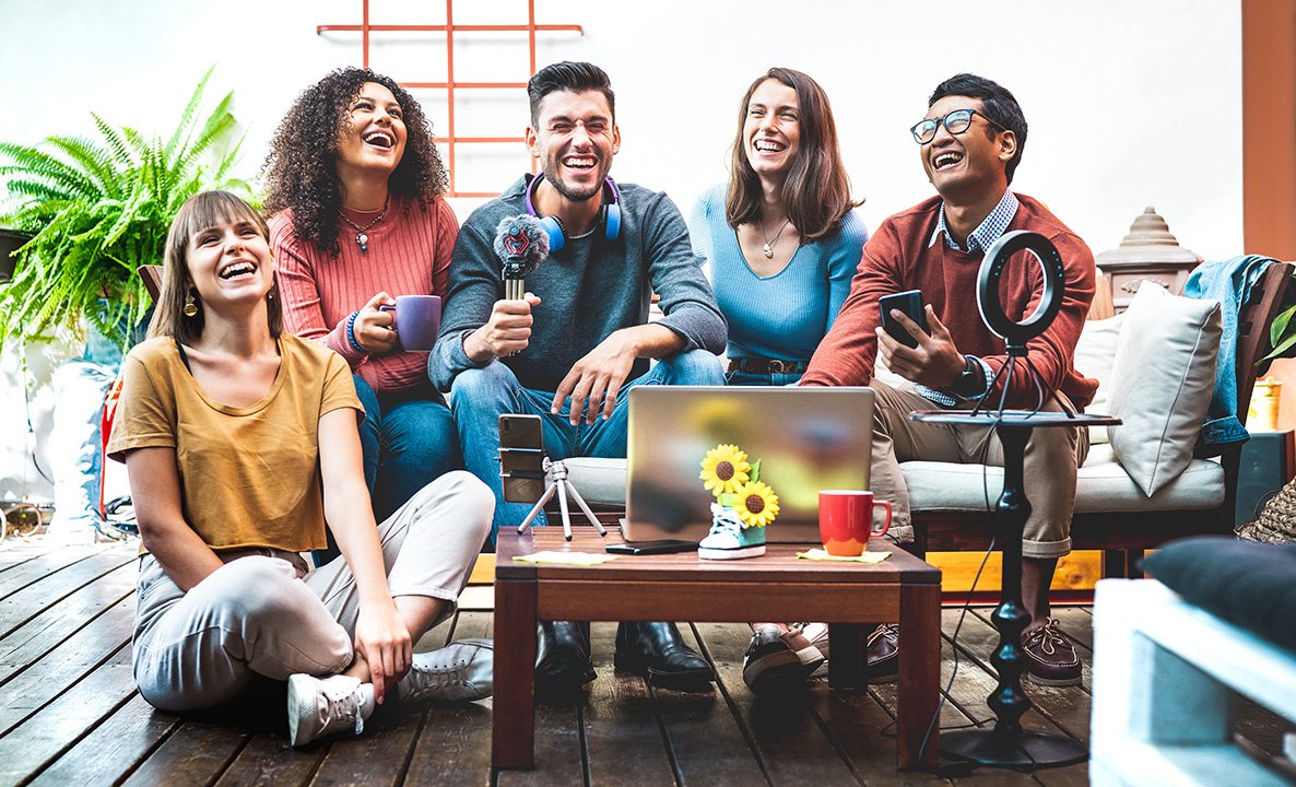 Trendy friends startupper having fun on streaming platform online - Content creator marketing concept with guys and girls sharing live vlog feed on social media channel 